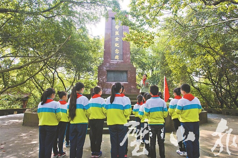 北街小学学生祭扫烈士墓      (记者 曾清龙 摄)