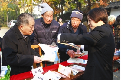 靖江日报数字报刊平台-市民寻求法律援助 有三