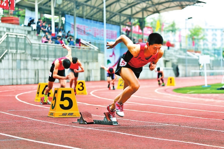 5月9-11日,沙坪坝区第三十八届中小学生田径锦标赛在凤鸣山中学举行