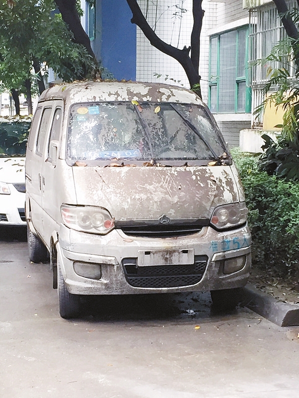 小区"僵尸车"占道 处理成难题