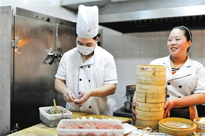 位于较场口30°街吧的九园蒸味馆,面点师傅根据顾客的需求赶制多